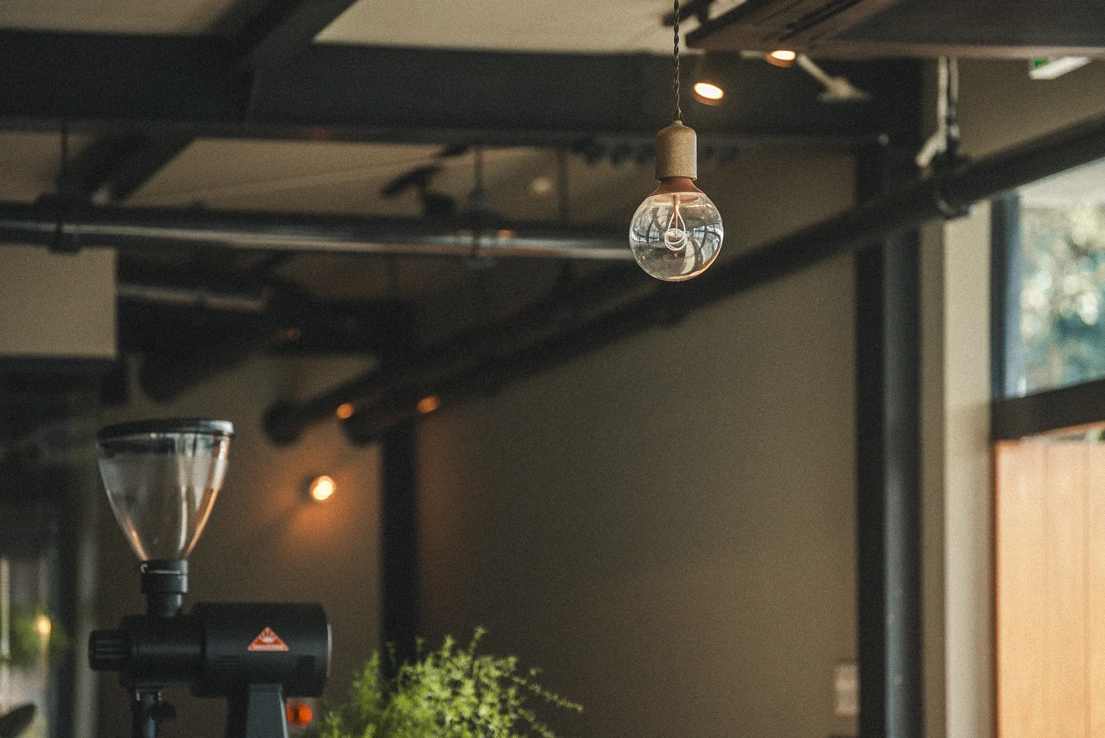 Interior of Lav fabec roasters café in Hattanda, Higashi Ward, Kumamoto (specialty coffee roastery) 3